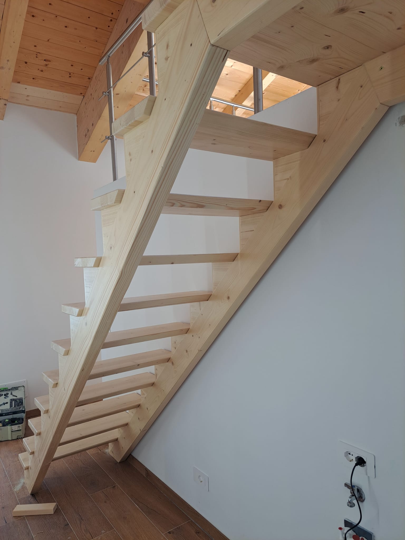 Dettaglio del progetto Scala in legno massello: Scala in legno massello dal colore chiaro e soluzioni costruttive raffinate. - Immagine 1